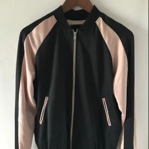  - Bomber jacka knappt använd, stor i storleken så säger att det är en S. 