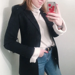  - Kritstrecksrandig svart kavaj!! SÅ snygg som jacka och med ett skärp runt midjan!!