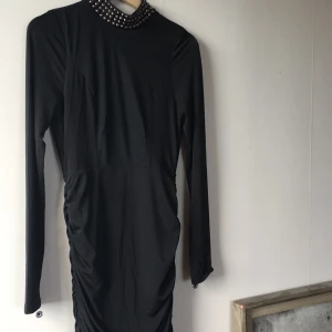  - Klänning från nelly köpt för 1 år sedan och sedan dess blivit använd 2 ggr. Frakt pris 48