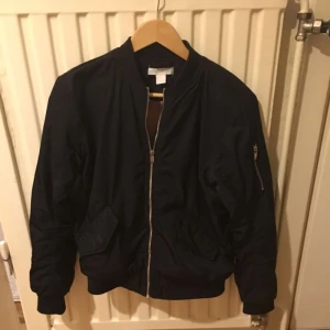  - Bomberjacka, storlek xs.