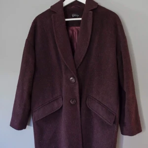  - Perfekta kappan inför vinter! ❄️☃️ Superfin kappa i bordeaux och ullblandning från TopShop, håller verkligen värmen och rymlig nog att lagra några tröjor under för den som vill! 🔥👕 Fri frakt inom Sverige! 📦😍