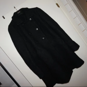  - Svart lurvig kappa från monki  Perfekt höstkappa med dubbelknappar