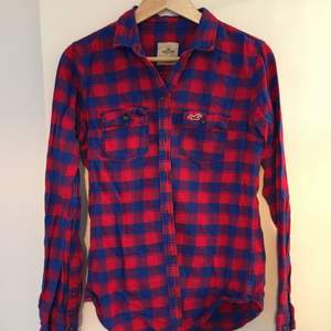 Snygg skjorta i flanell från Hollister. Färg: Blå och röd. Storlek: M 