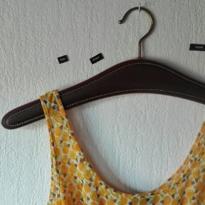  -  Adorable blouse made for unforgettable girls, ladies and women out there.  Size wise I'd say it works perfectly for a 36 and 34 as well as 40 since it's stretchy. customer pays shipping 42 kr "hon tänker betyda"