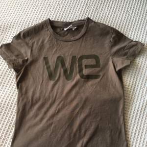 Brun t-shirt från We. Passar även XS.