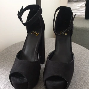  - Helt oanvända klackskor från NLY.