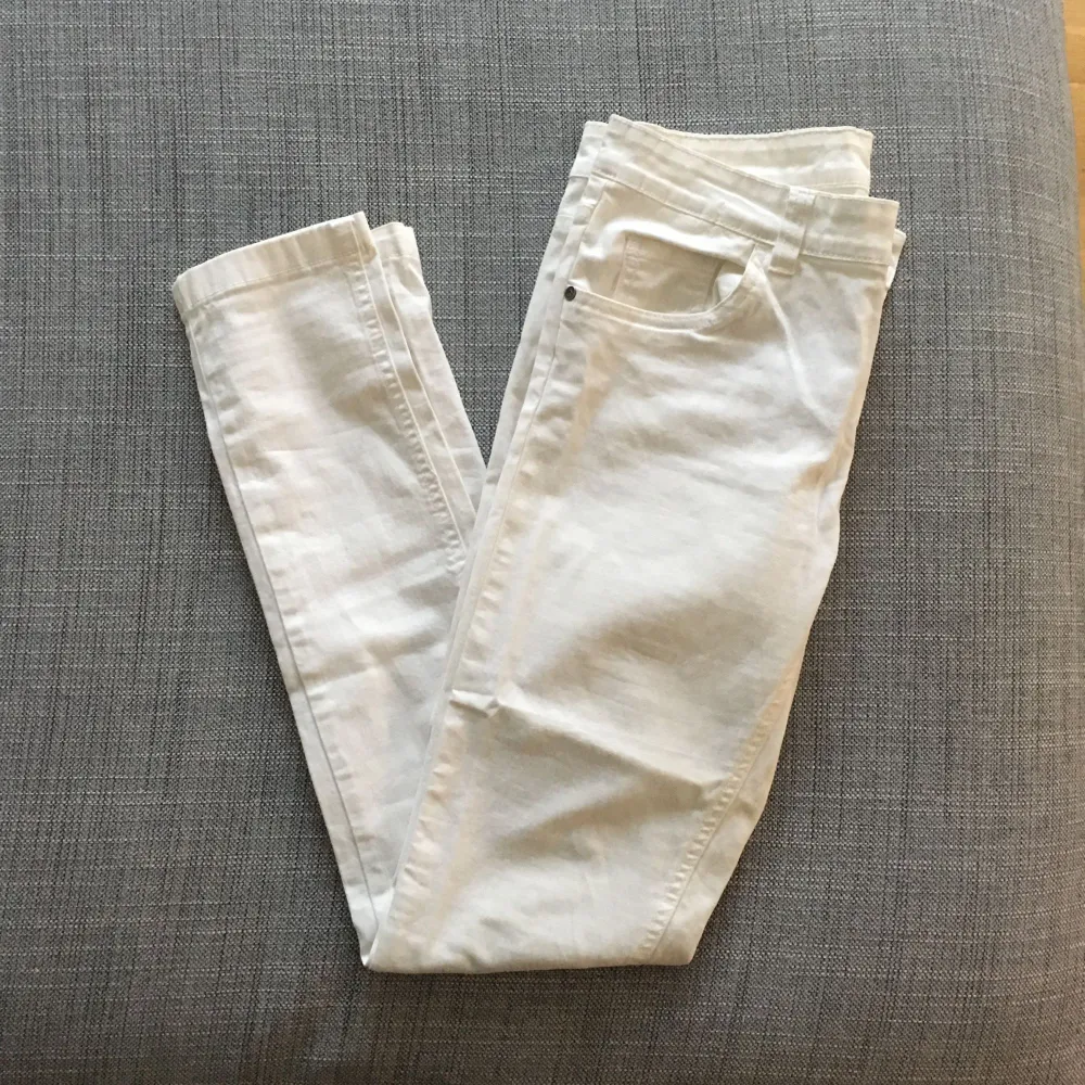 Vita jeans från warp i storlek 38. Jeans & Byxor.