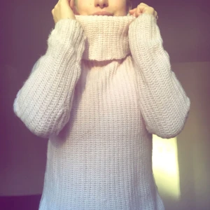  - Sypermysig, stickad polo. Varm och skön. Slutar strax under midjan.  Frakt ingår ej.