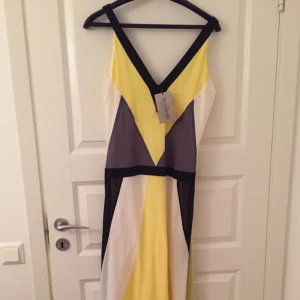  - Väldig fin festklänning! Köp i Stockholms modecenter. Nypris 1200kr ! 
