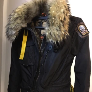  - En relativt ny Parajumper i storlek Xs  Går att pruta ner den vid snabb affär‼️‼️‼️ Modell Doris med äkta päls  