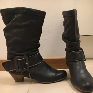  - Stövletter i skinn, använda med omsorg. Mycket gott skick. Kan mötas i Uppsala eller skickas med posten. ☀️