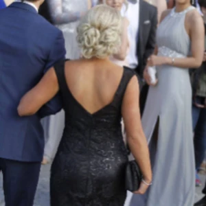  - Säljer min balklänning, använd endast på balkvällen och är i bra skick! Sydd för min längd (160) plus klackar (12 cm). 