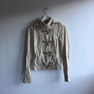  - Beige tunnare jacka från Vila.