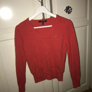  - Fin stickad  höstigt röd v-ringad Gant tröja 