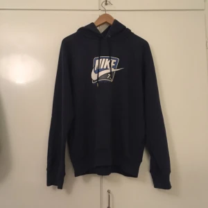  - Nike munkjacka, mörkblå. 