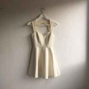  - Cremefärgad klänning från Nelly. Använd en gång 