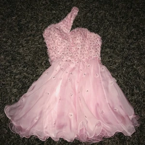  - Balklänning, använd 1 gång. Nypris 3900kr 