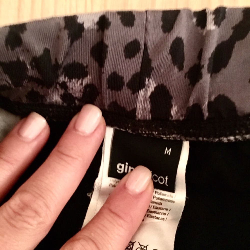 Snygga leopardmönstrade tights från Gina Tricot. Sparsamt använda. Jeans & Byxor.