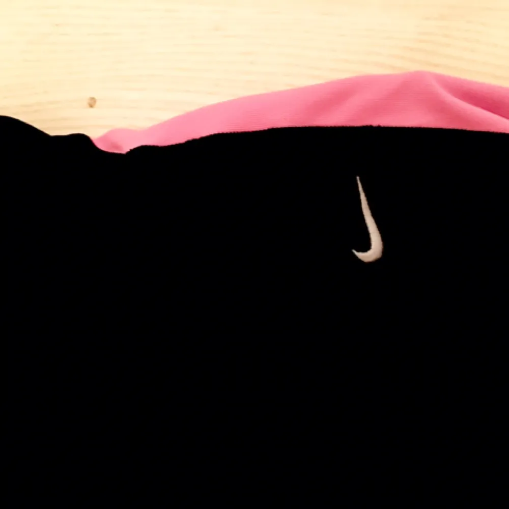 Nike löpar/yoga tights med rosa detaljer på sidorna. Sitter som ett smäck👌🏽. Jeans & Byxor.