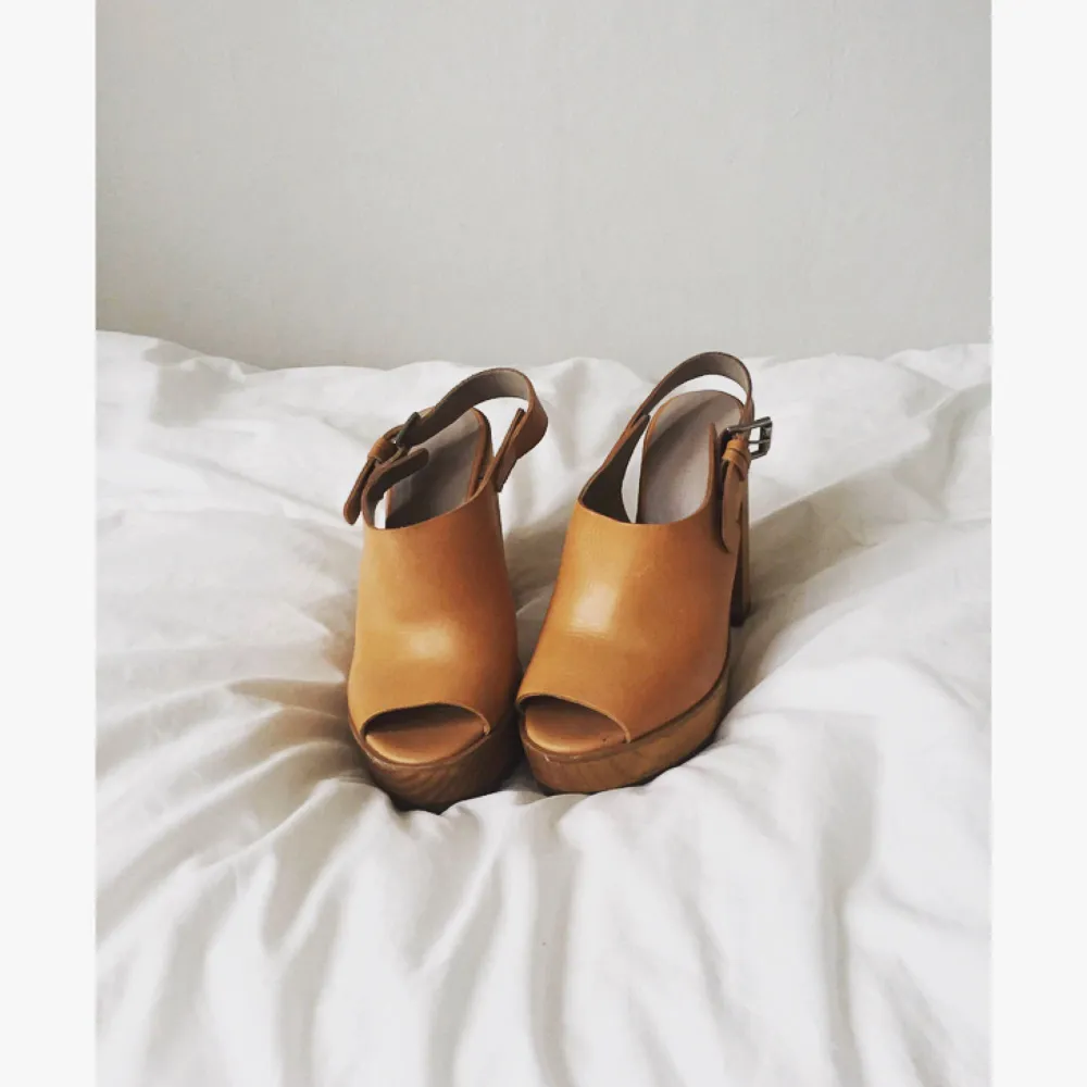 Sandaler från Zara i äkta läder med träklack. Bara använda en gång, som nya i skicket!. Skor.