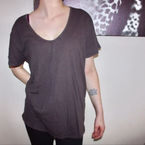  - Helt oanvänd brun v-ringad t-shirt från Cheap Monday. 