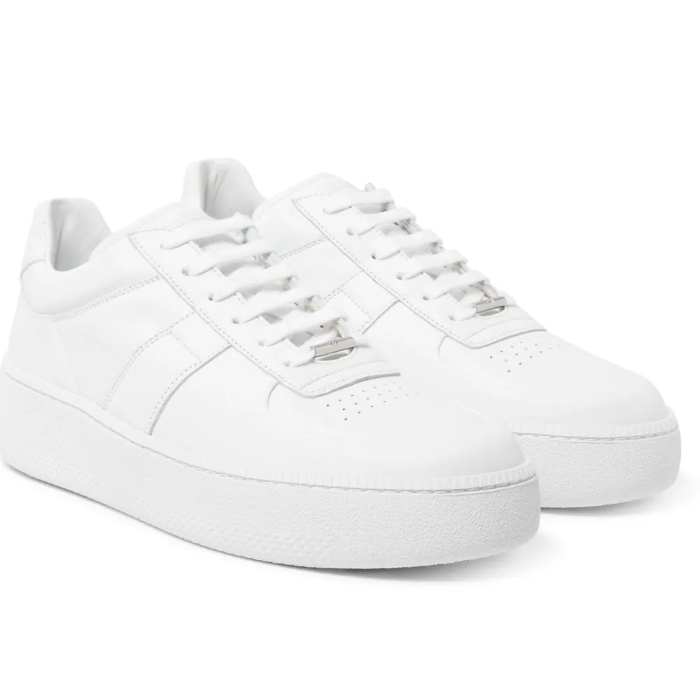 Classic White sneakers from the exclusive French line Maison Margiela. Supple, soft and top of the line leather, comfort and quality come together to form just about the perfect sneaker around.  More information about the sneakers on Mr Porter here:  https://www.mrporter.com/en-se/mens/maison_margiel a/leather-sneakers/881306?ppv=2  Used only once, loved the comfort but just didn't use them enough to justify keeping it.   New price at Mr Porter : 5,400 SEK My price : 2,200kr  Questions? Drop me a msg.  Merry Xmas in advance! 2 200 kr. Skor.