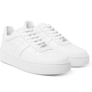 Classic White sneakers from the exclusive French line Maison Margiela. Supple, soft and top of the line leather, comfort and quality come together to form just about the perfect sneaker around.  More information about the sneakers on Mr Porter here:  https://www.mrporter.com/en-se/mens/maison_margiel a/leather-sneakers/881306?ppv=2  Used only once, loved the comfort but just didn't use them enough to justify keeping it.   New price at Mr Porter : 5,400 SEK My price : 2,200kr  Questions? Drop me a msg.  Merry Xmas in advance! 2 200 kr