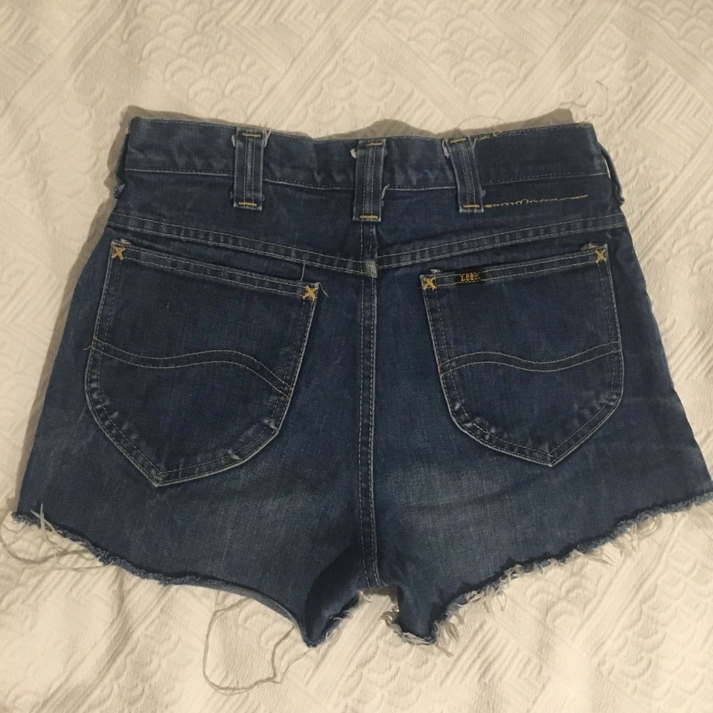 Köpte shortsen på loppis, de är från Lee men ”märket” var borta. Kan inte heller se storlek men säger XS-S. . Shorts.