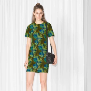  - Helt ny klänning från & other stories i stl 34.  Prislapp kvar.  (Nypriset är 1450kr)  Säljer den för 400kr   Kan mötas upp i Göteborg eller skicka den mot fraktkostnad   