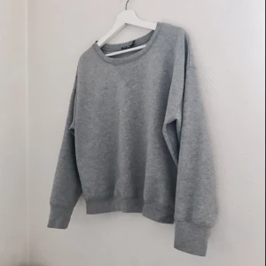  - "Loose Sweatshirt 6" från BLK DNM I fint skick! Nypris 125,00 US$ = ca 990 SEK 