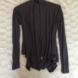  - Mycket fin grå kofta, loose fit med tightare armar. Storlek M, men passar även S. Bra skick! Köpare står för frakt 🌟 