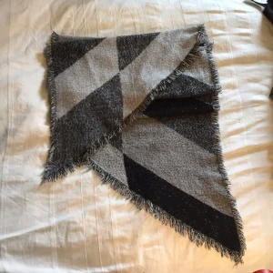 - JÄTTEgosig och mjuk halsduk! Stor, ca 200 cm X 65 cm, men är snedskuren så totalt kanske 250 cm lång. Dock inte för stor för att ha som halsduk, men går även att ha som filt/poncholiknande om man skulle vilja. Väldigt sparsamt använd, fint skick! Frakt tillkommer