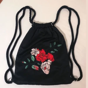  - Superfin gympapåse med tryck i satinliknande tyg. Normalstor storlek!