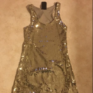  - Paljettklänning använd 1 gång. 