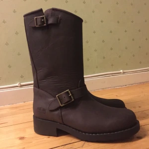  - Nya Johnny Bulls i mörkbrun, + 70kr spårbart frakt med Post Nord Skicka lätt 🌟