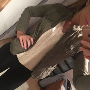  - Säljer min "militärgröna" skitsnygga tunna jacka. Jag tror den är köpt i England, London! Finns ett till inlägg som visar fler bilder på jackan