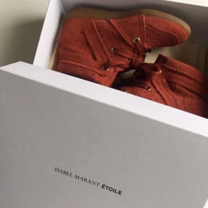  - Säljer mina Isabel Marant i modellen bobby!😍 Super fint skick då jag använt dem max 5 gånger. Dem är köpta på mytheresa.com där nypriset ligger runt 4000. Dustbags medföljer!🌹👠 Frakten står köparen för⚡️