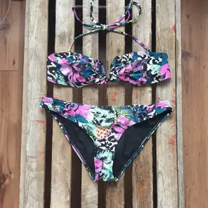 Superfin mönstrad bikini med fina detaljer från H&M!