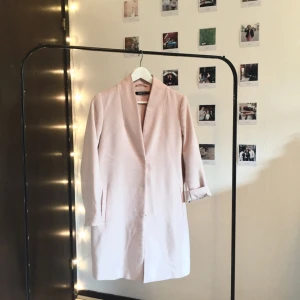  - Svinsnygg rosa kappa perfekt för att lysa upp hösten med. Mötes upp i Stockholm eller fraktas. ❣️