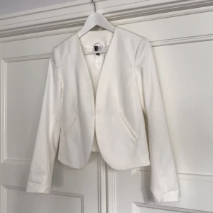  - Vit kavaj från H&M, stl 36. Använd en gång. Frakt tillkommer för köparen.