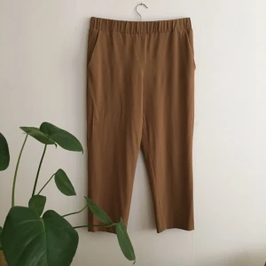  - Eleganta COS-byxor i skönt material! Inköptes på COS förra vintern för 690kr, säljes för 250kr inklusive eventuell fraktkostnad. Knappt använda! säljes pga kommer inte användning - de förtjänar en bättre ägare som använder dem mer:)