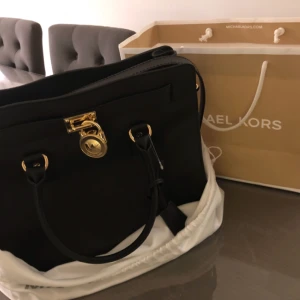  - Säljer min helt oanvända äkta Michael Kors väska, modell Hamilton large, färg svart. 