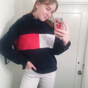  - SÅÅ SJUUKT snygg hoodie i tjockt velvettyg!! Hoodien är en äkta sample från Gigi Hadid’s kollektion med Tommy Hillfiger förra året, alltså väldigt unikt.   Älskar den verkligen, men nu måste den få ett nytt bra hem! Köpt för 1000kr och i bra skick!! Skynda fynda!!