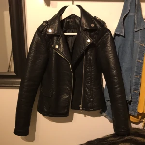  - Aldrig använd skinnjacka från Newyorker. Nyskick. Passar S/M! 