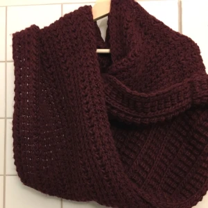  - Stickad tubhalsduk i mycket fint skick, kan användas för att täcka öron och hår också när det är kallt och blåsigt. Säljes då jag har en till. Köpare betalar frakt, kan mötas upp i Stockholm. Betalas med swish! 