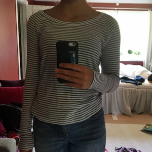  - Jättefin långärmad tröja från weekday, lite annorlunda material. Lätt genomskinlig. Används alldeles för sällan och sälja därför. Köpare står för frakt