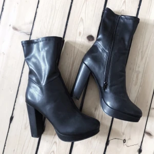  - Platå-Boots från NLY Shoes, ALDRIG ANVÄNDA pga, att jag har "för stora" vadmuskler!! Nypris: 400:- läderimitation - dragkedja på insidan  - svarta - strlk 39 - Skafthöjd 19 cm - Klackhöjd 11.5 cm - Platåhöjd 2 cm - SÅ SNYGGA OCH SKÖNA 
