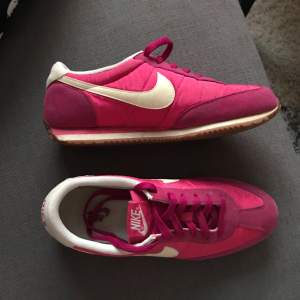 Ett par oanvända Nike i en klar rosa färg, storlek 39. Säljes pga fel storlek. 