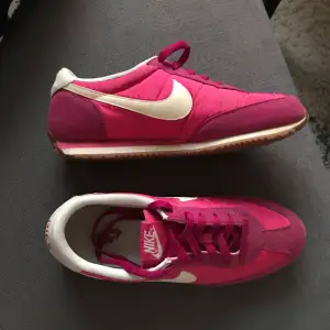Ett par oanvända Nike i en klar rosa färg, storlek 39. Säljes pga fel storlek. 