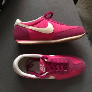  - Ett par oanvända Nike i en klar rosa färg, storlek 39. Säljes pga fel storlek. 